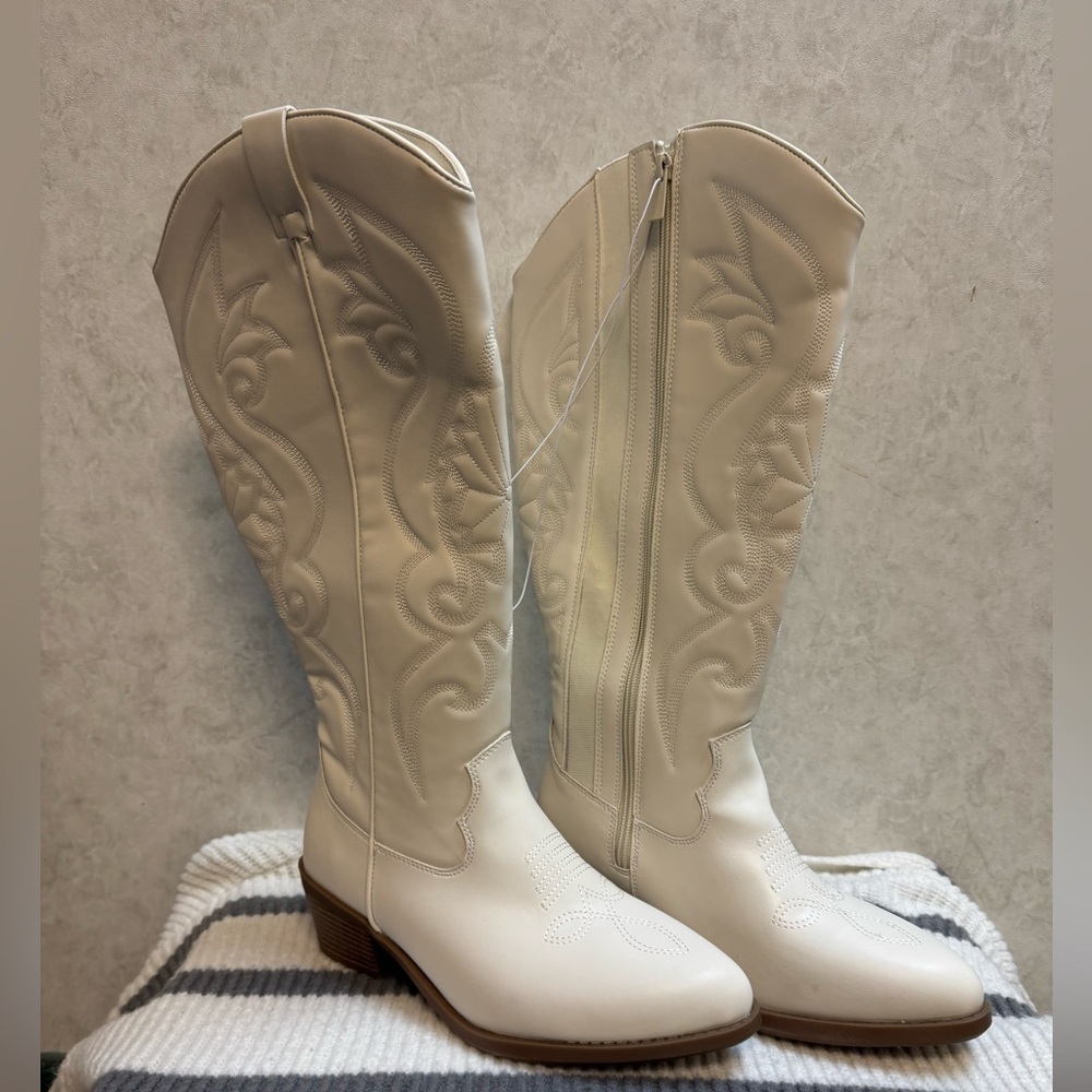 NWT wide calf Torrid Cream cowgirl boots.
